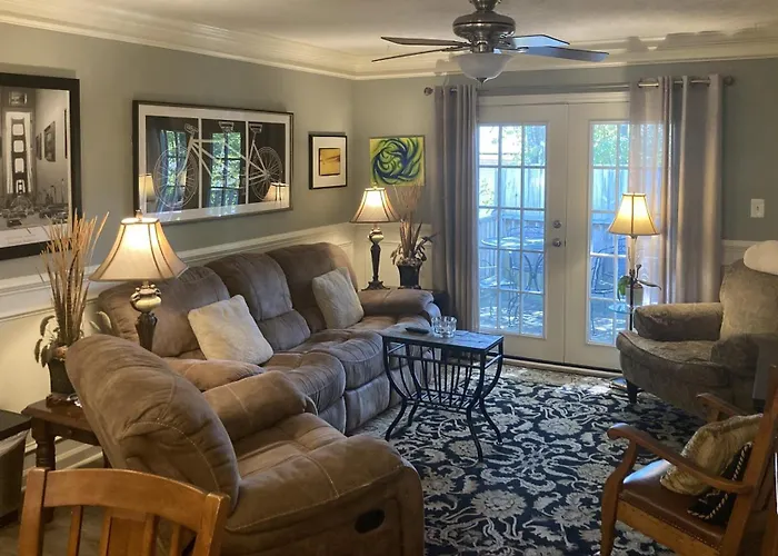 Classic City 3 Bedroom 2 Bath Condo With Deck Close To Uga, Five Points, And Memorial Park In Athens